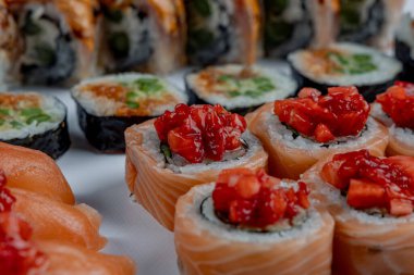 Kuşkonmaz ve çilekli suşi. Somon, kuşkonmaz, Philadelphia, California rulosu beyaz arka planda izole edilmiş.