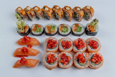 Kuşkonmaz ve çilekli suşi. Somon, kuşkonmaz, Philadelphia, California rulosu beyaz arka planda izole edilmiş.