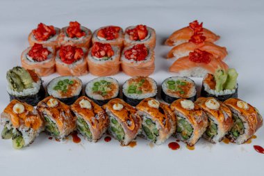 Kuşkonmaz ve çilekli suşi. Somon, kuşkonmaz, Philadelphia, California rulosu beyaz arka planda izole edilmiş.