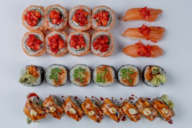 Kuşkonmaz ve çilekli suşi. Somon, kuşkonmaz, Philadelphia, California rulosu beyaz arka planda izole edilmiş.