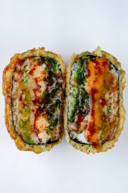 Sushi burgeri beyaz arka planda kapanıyor.