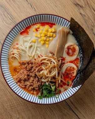 Ahşap bir masada gerçek ramen izole edilmiş üst manzara, eller, kaşık