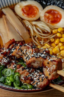 Ahşap bir masada gerçek ramen izole edilmiş üst manzara, eller, kaşık