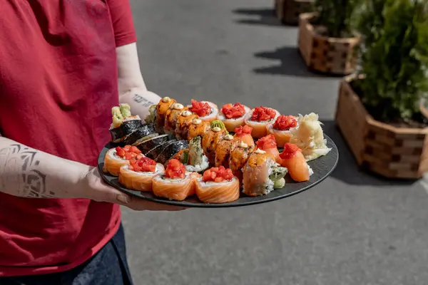 Kuşkonmaz ve çilekli suşi. Somon, kuşkonmaz, Philadelphia, California rulosu.