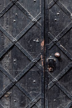 Metal elementli eski ahşap kapı, kapat.