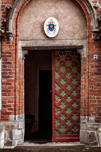 Mavi tuğladan duvarı olan eski bir kapı. yüksek kaliteli fotoğraf