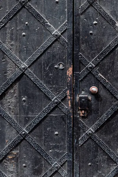 Metal elementli eski ahşap kapı, kapat.