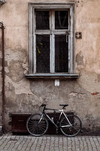 Tarihi bir Avrupa şehrinde bisikleti olan bir evin ön cephesi