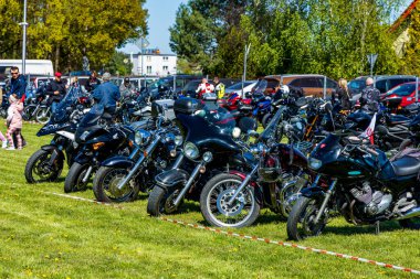 Motosikletler yeşil bir alanda motor fuarında.
