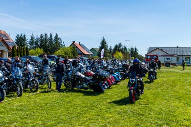 Motosikletler yeşil bir alanda motor fuarında.