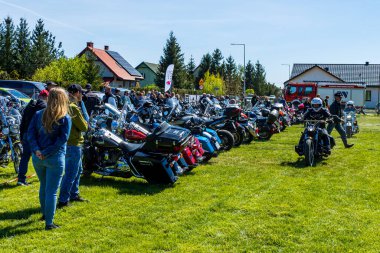Motosikletler yeşil bir alanda motor fuarında.