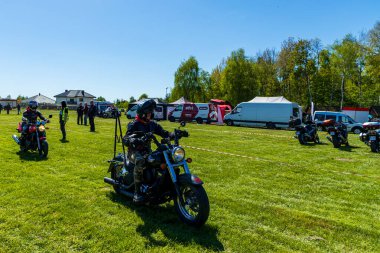 Motosikletler yeşil bir alanda motor fuarında.