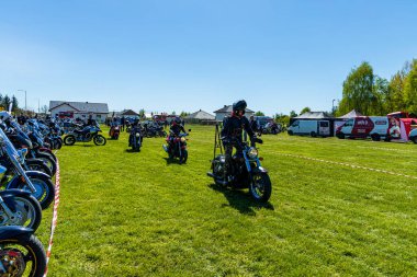 Motosikletler yeşil bir alanda motor fuarında.