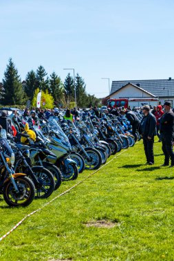 Motosikletler yeşil bir alanda motor fuarında.