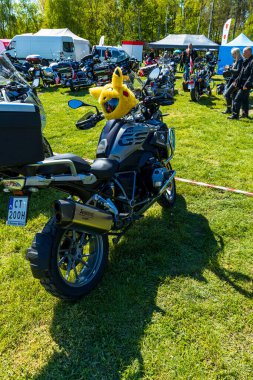 Motosikletli sarı kulaklı miğfer