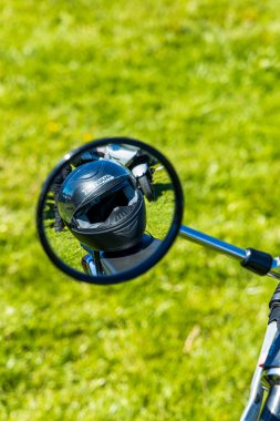 Motosiklet parçaları - aynalar, motorlar, miğfer biçimi