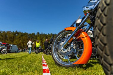 Motosiklet detayları - tekerlek yakın çekim, turuncu, çim