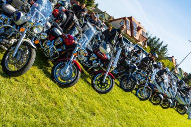 Motosikletler yeşil bir alanda motor fuarında.