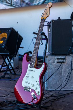 Sahnedeki bir müzik festivalinde gitar.