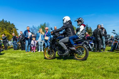 Motosikletler yeşil bir alanda motor fuarında.