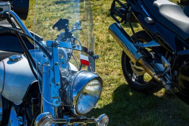 Yeşil alan Polonya bayrağında motor fuarında motosikletler