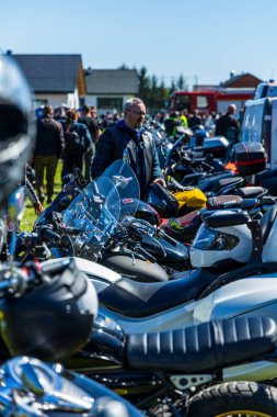 Motosikletler yeşil bir alanda motor fuarında.