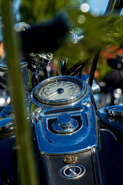 Motosiklet parçaları - aynalar, motorlar, miğfer biçimi