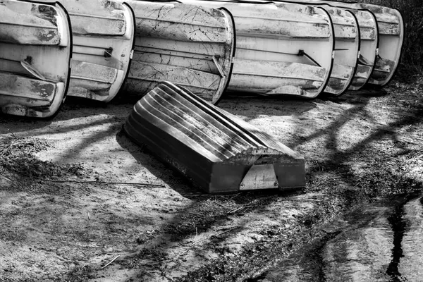 Nehir kıyısında beyaz ve kırmızı tekneler Siyah beyaz