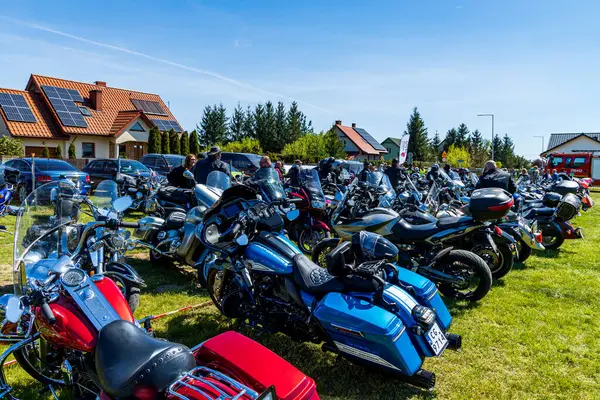 Motosikletler yeşil bir alanda motor fuarında.