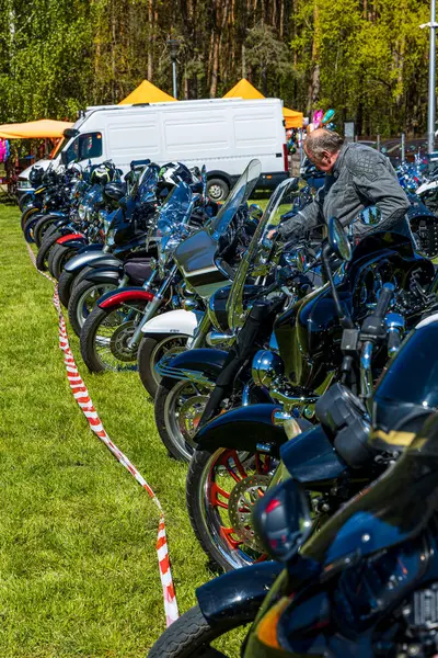 Motosikletler yeşil bir alanda motor fuarında.