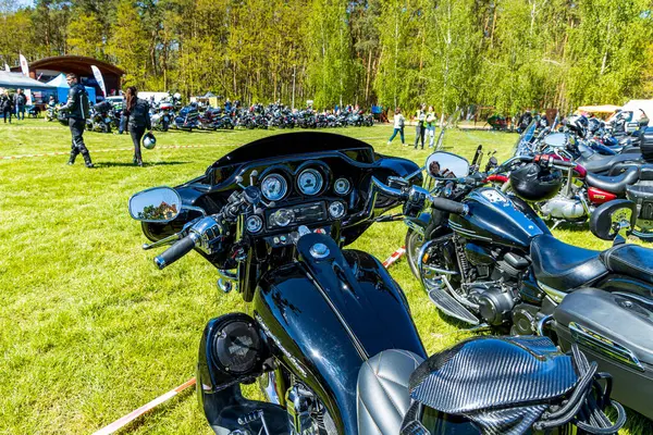 Motosikletler yeşil bir alanda motor fuarında.