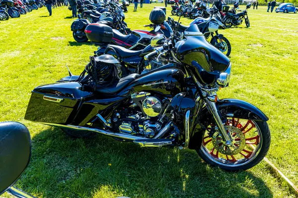 Motosikletler yeşil bir alanda motor fuarında.