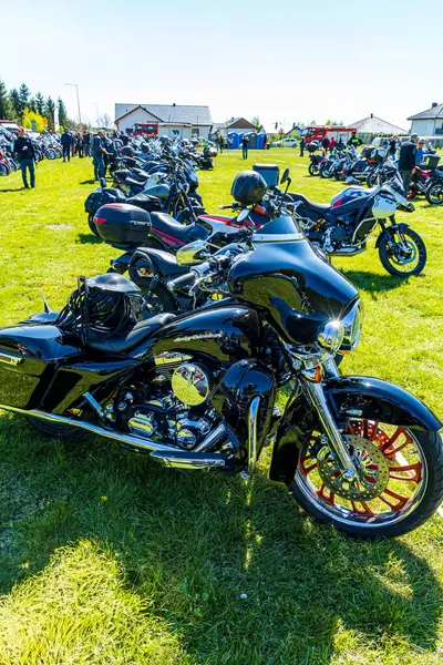 Motosikletler yeşil bir alanda motor fuarında.