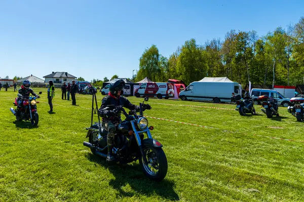 Motosikletler yeşil bir alanda motor fuarında.