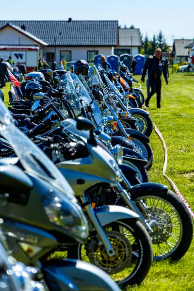 Motosikletler yeşil bir alanda motor fuarında.