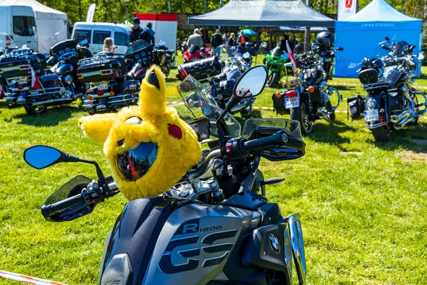 Motosikletli sarı kulaklı miğfer