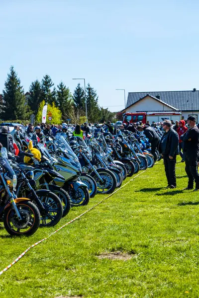 Motosikletler yeşil bir alanda motor fuarında.