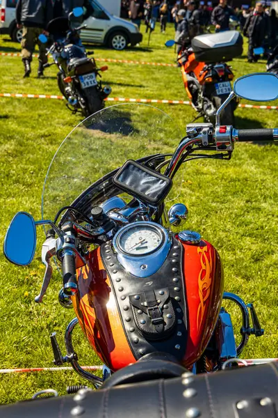 Motosiklet parçaları - aynalar, motorlar, miğfer biçimi