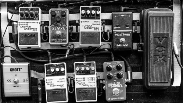 Siyah beyaz bir festivalde müzik aletleri