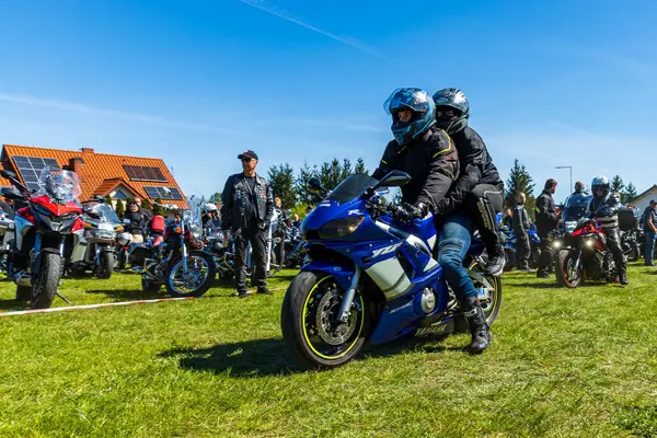 Motosikletler yeşil bir alanda motor fuarında.