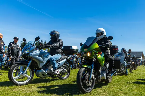 Motosikletler yeşil bir alanda motor fuarında.