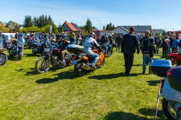Motosikletler yeşil bir alanda motor fuarında.