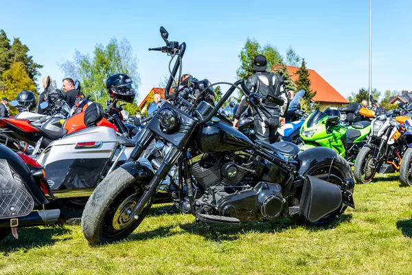 Motosikletler yeşil bir alanda motor fuarında.