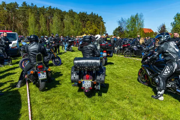 Motosikletler yeşil bir alanda motor fuarında.