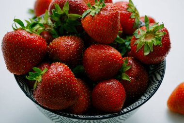 çilek beyaz zemin üzerinde bir plaka üzerinde