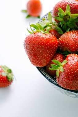 çilek beyaz zemin üzerinde bir plaka üzerinde