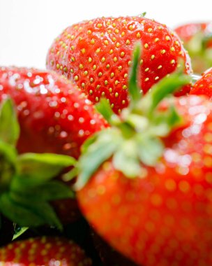 çilek beyaz zemin üzerinde bir plaka üzerinde