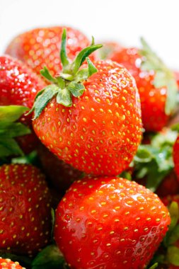 çilek beyaz zemin üzerinde bir plaka üzerinde