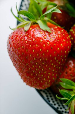 çilek beyaz zemin üzerinde bir plaka üzerinde