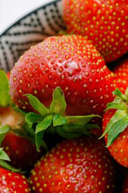 çilek beyaz zemin üzerinde bir plaka üzerinde